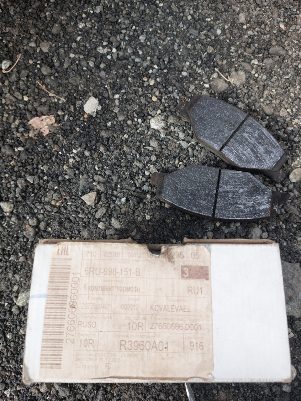 Замена оригинальных тормозных колодок. — Volkswagen Polo Sedan, 1,6 л ...