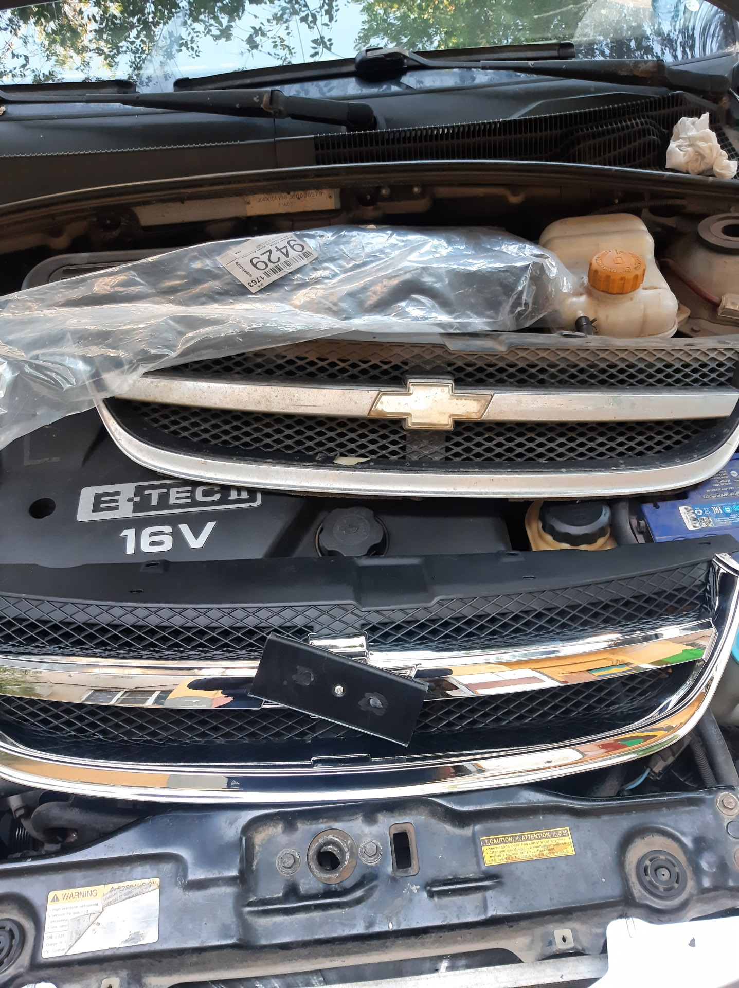 Верхняя лямбда, решетка радиатора и сабля — Chevrolet Lacetti Sedan, 1 ...