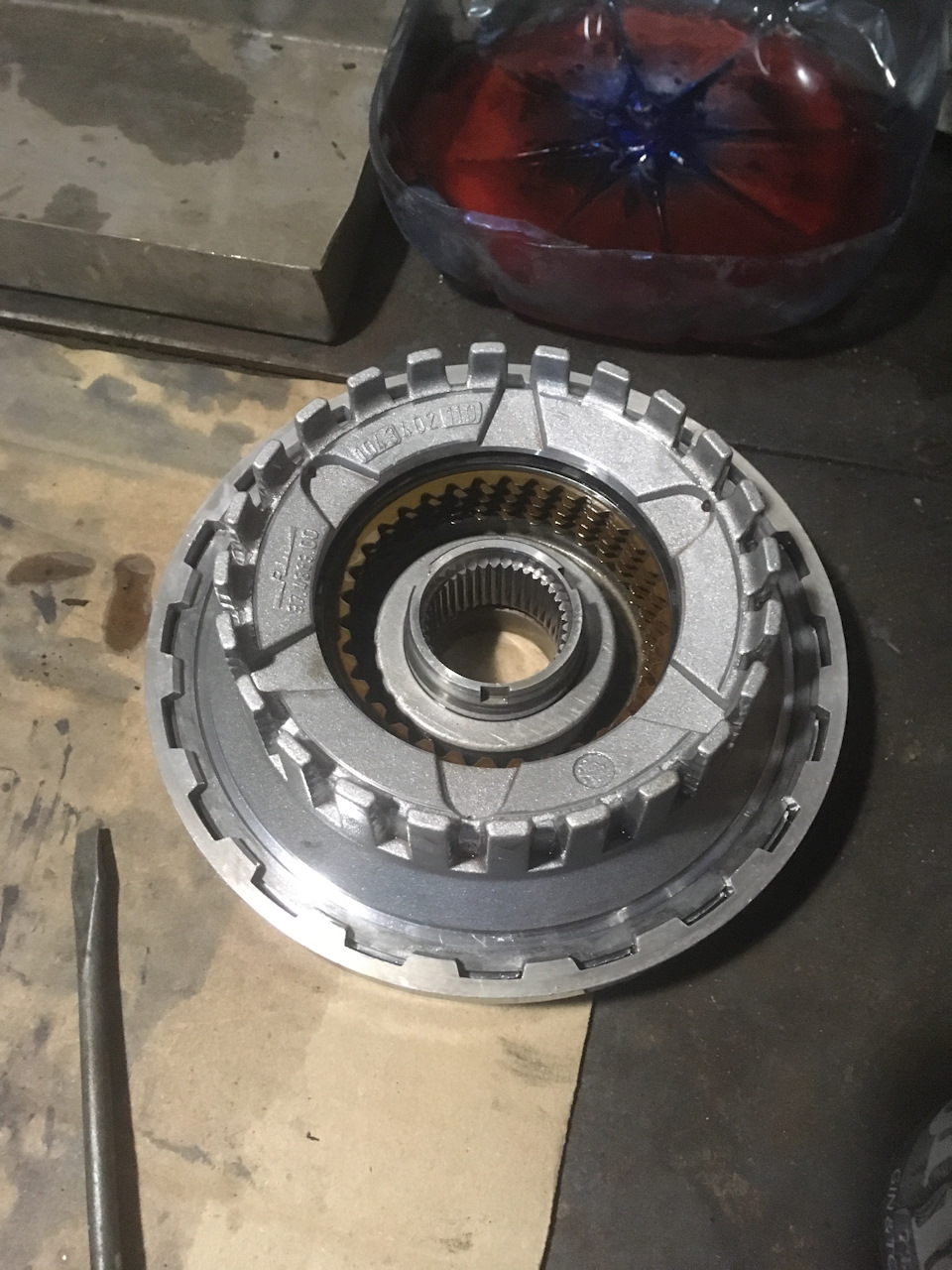 Zf4hp22 на ниву установка видео. zaAAAgFxReA 960. Zf4hp22 на ниву установка видео фото. Zf4hp22 на ниву установка видео-zaAAAgFxReA 960. картинка Zf4hp22 на ниву установка видео. картинка zaAAAgFxReA 960. Буквально вчера писал о пробном выезде, и о том чем он закончился.Прочесть можно здесь.На следующий день вернулся в гараж, и принялся скидывать коробку. В этот раз, процесс продвигался быстрее и снял я ее за 2ч30мин-намного лучше результат, чем в предыдущий раз.Вытянул, и принялся разбирать. Чтоб отдефектовать пакет форвард, нам нужно снять колокол со статором насоса. Для этого окручиваем эти болты: