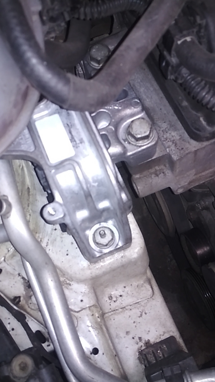 Замена правой подушки двигателя — Skoda Octavia A7 Mk3, 1,6 л, 2014 ...