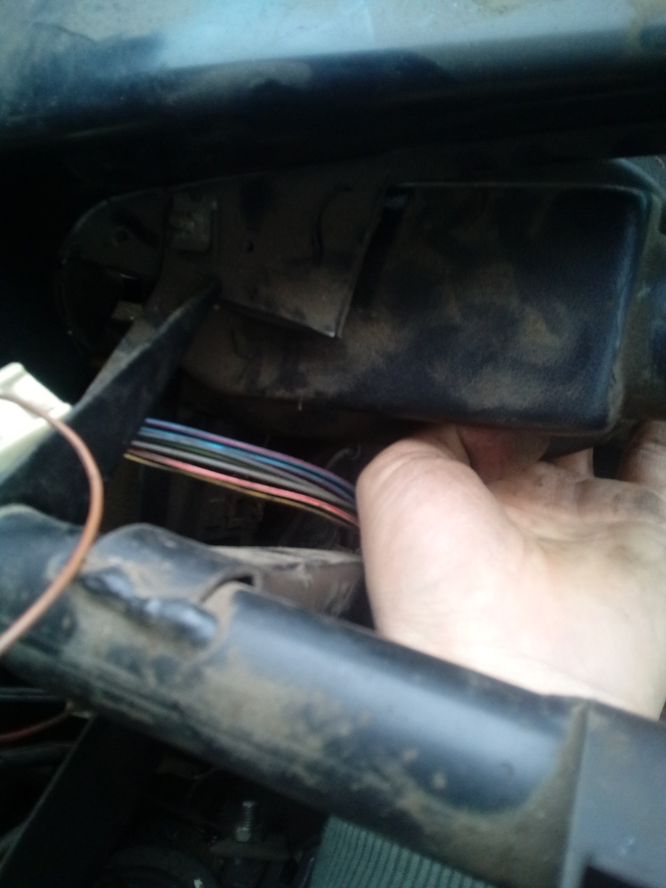 Как нужно не любить людей чтоб придумать и воплотить такое? Прикрутить вот эту хрень к поперечное вместе с патрубком обдува лобового стекла. — Lada 2120 Надежда