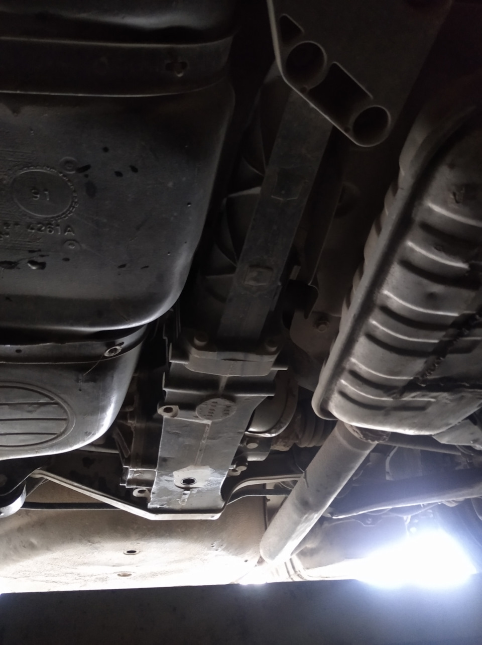 Масло тад-17 10л 80w-90. Масло в мтз 82. Масло в коробку мтз 82. Долить гидравлическое масло мтз 80. Мтз 80 трактор масло в двигатель.