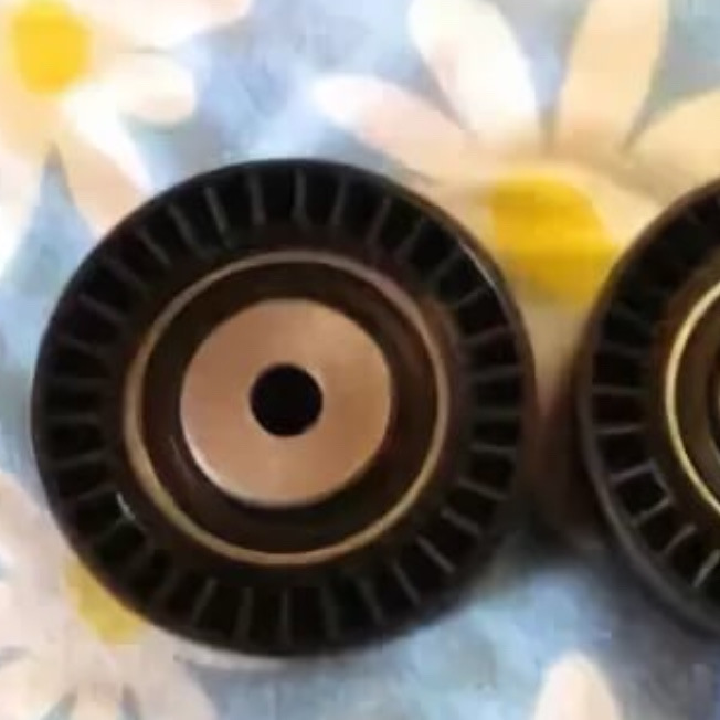 Ролик обводной бмв х5 е70. Натяжитель ремня генератора бмв х5 е53 3. Бмв х5 ролик. Бмв х5 ролик. Ролик натяжной bmw e83 57.