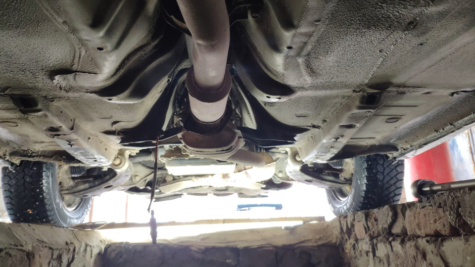 Необходимо открутить болты у коллектора и резонатора — Subaru Forester (SF)