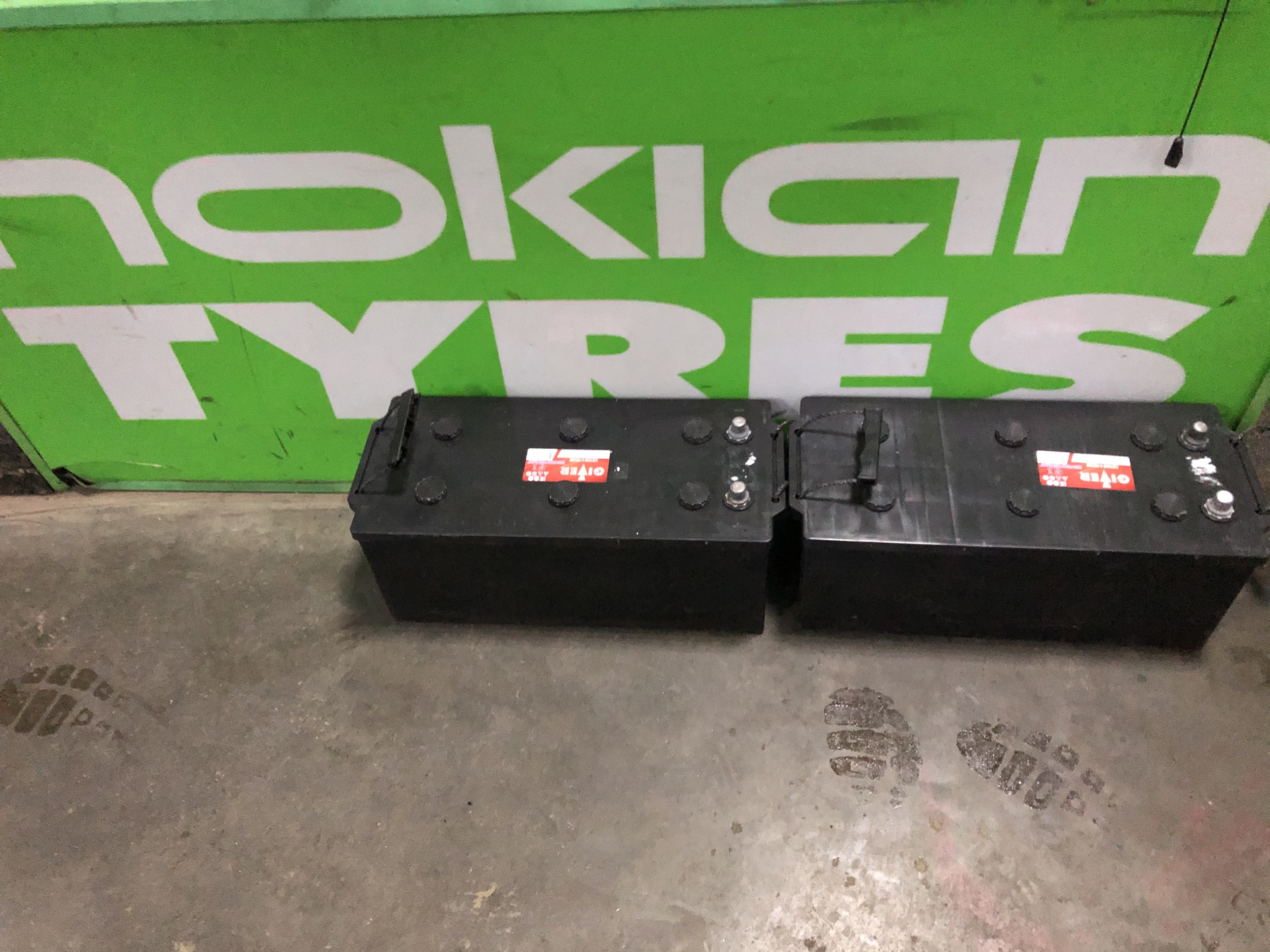 Аккумуляторный отсек на мтз 80. Аккумуляторная батарея т150к. Клемма акб на кировец 701. Акб 190ст kaynar. Аккумуляторная батарея трактора мтз-80.