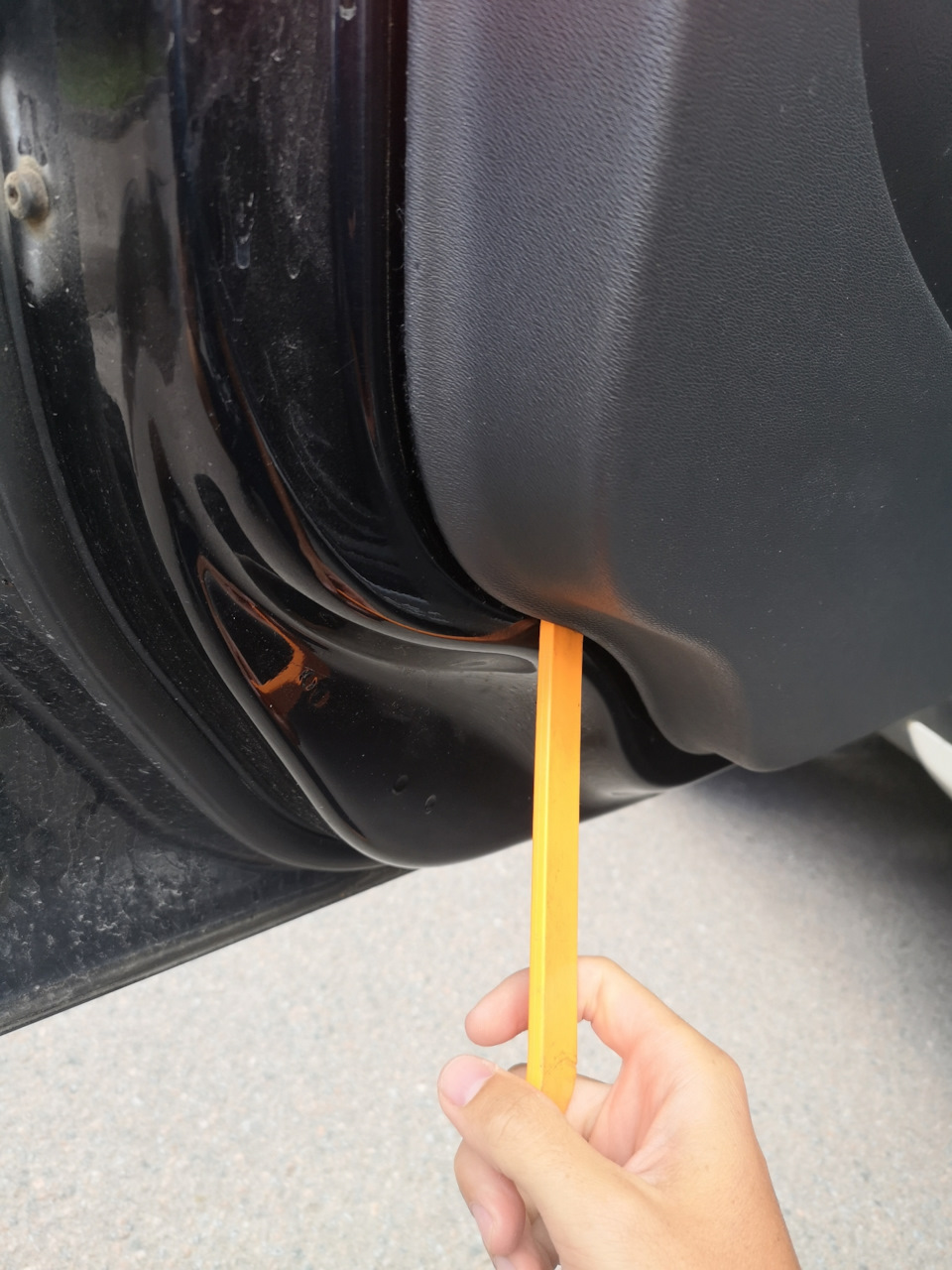 3. Лопаткой с краю поддевается обшивка до щелчка. Далее можно аккуратно либо лопаткой либо руками отщелкнуть обшивку по всему периметру. — Volvo XC70 III