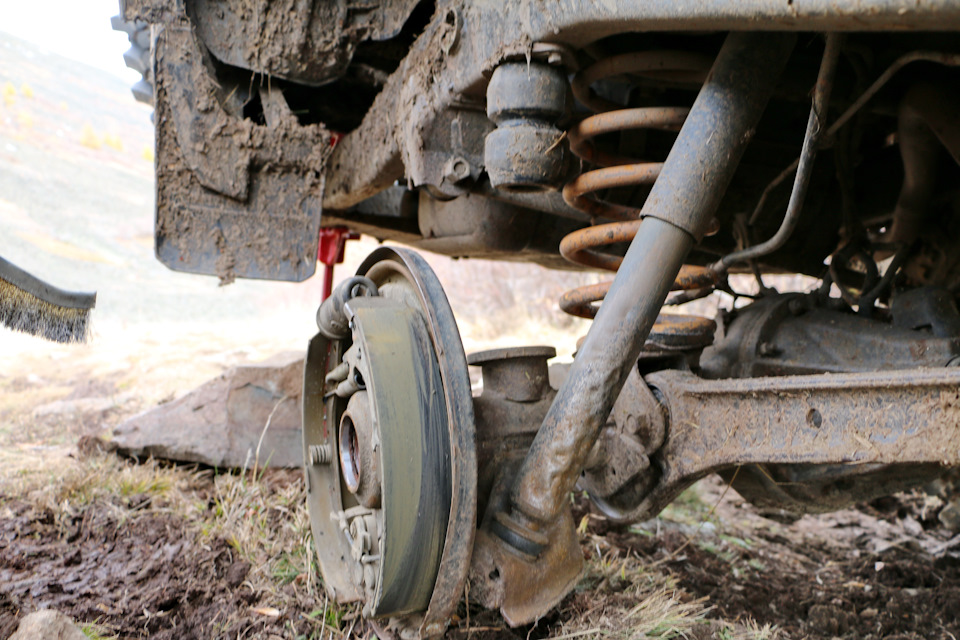 Оригинальный амортизатор от какой-то Toyota или Nissan. За свою долгую жизнь много чего повидал и перенес. Но до сих пор справляется со своими обязанностями. Молодец. Настоящий боец. — Toyota Land Cruiser 80