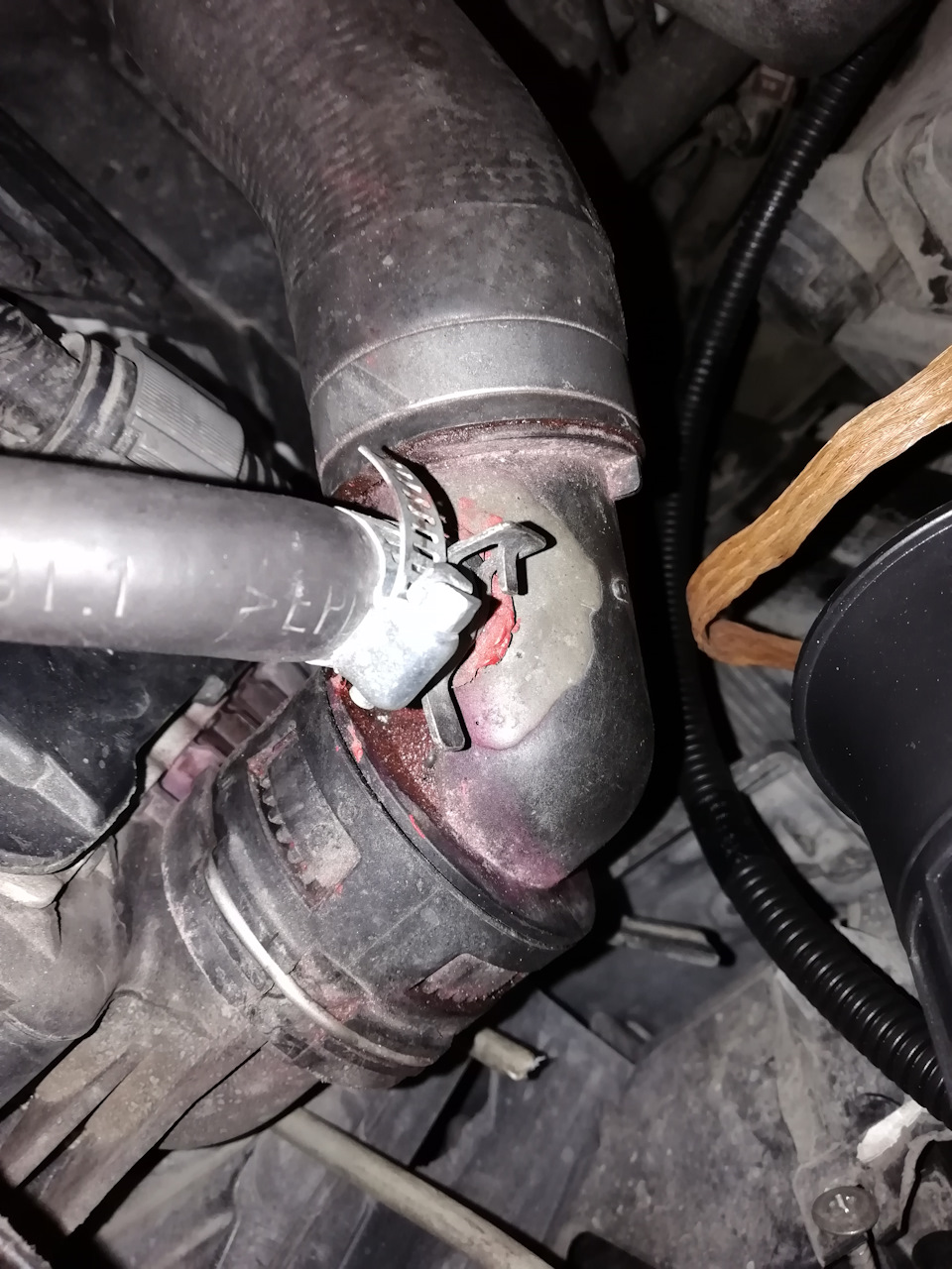 Патрубок радиатора верхний. — Volkswagen Touareg (1G), 4,2 л, 2005 года ...