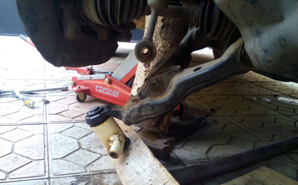 обратно надо быть повниматочней и акуратней, без оправки приходится бить по рычагу с разных сторон…(применялся молоток и малая кувалдочка) — Toyota Land Cruiser Prado 120-series