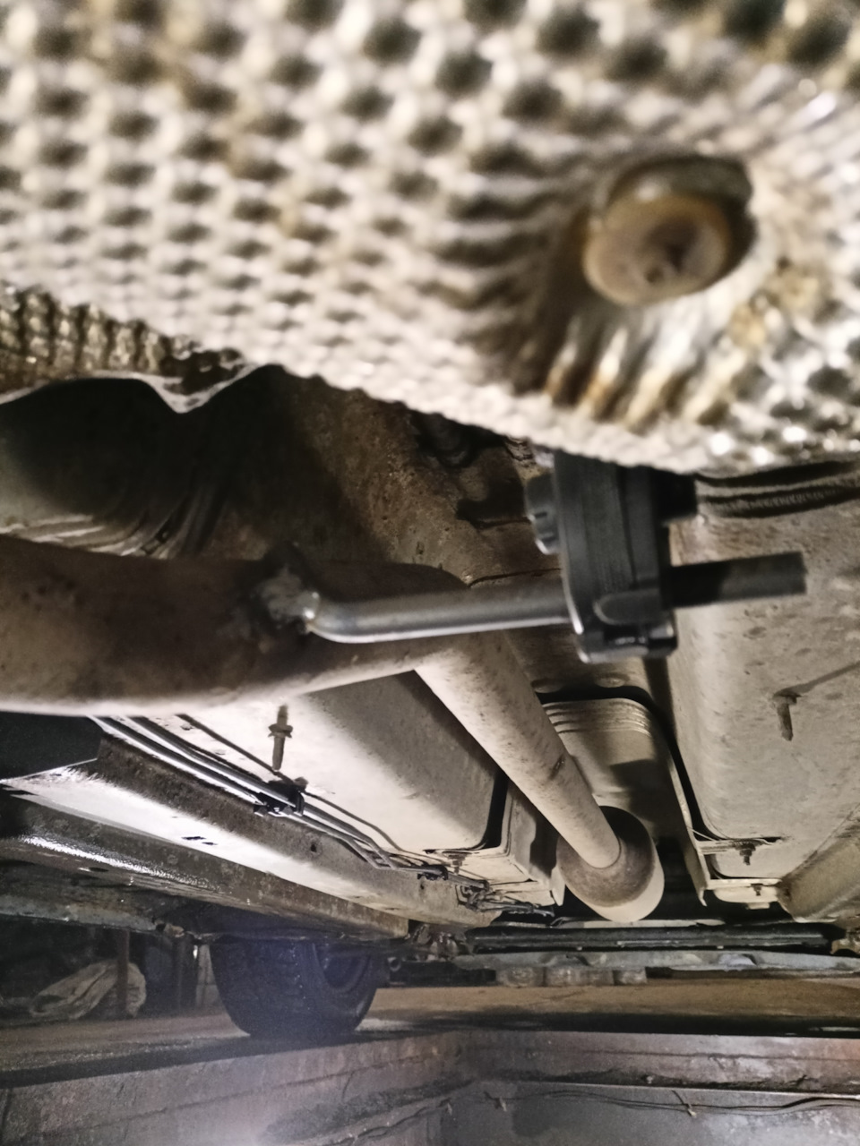 Ремонт крепление резонатора — Citroen C4 (1G), 1,6 л, 2006 года | визит ...