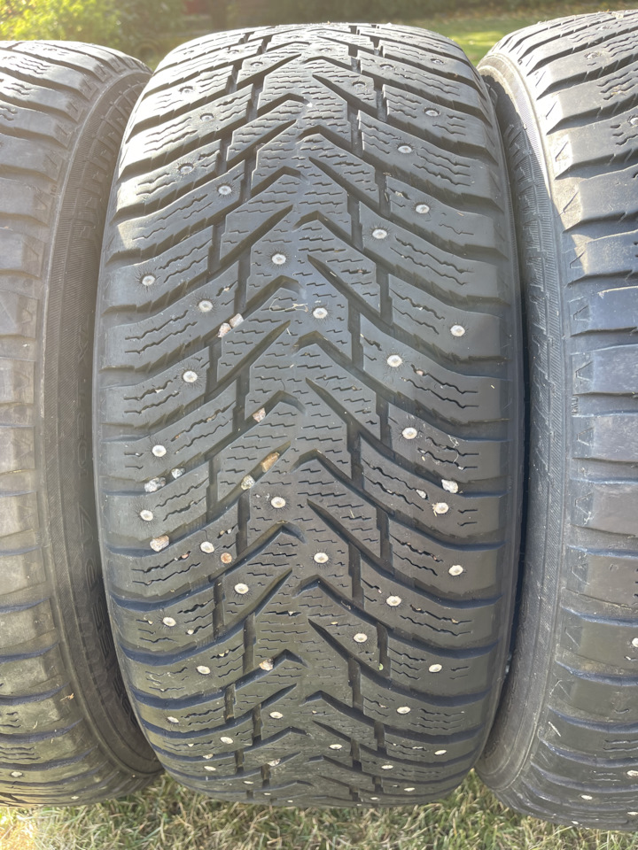 Шины зимние шипованные Nokian 235/55 R17 на Volkswagen Tiguan (1G ...