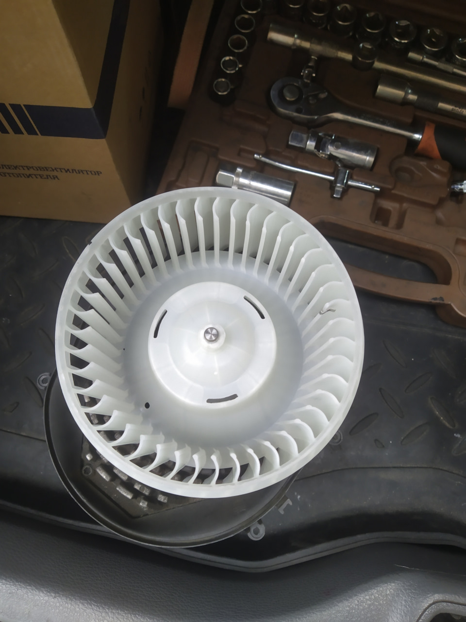 Вентилятор печки, замена. — Volvo S60 (1G), 2 л, 2005 года | своими ...