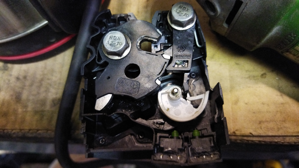 Мерседес GLK не гаснет свет в багажнике. — DRIVE2