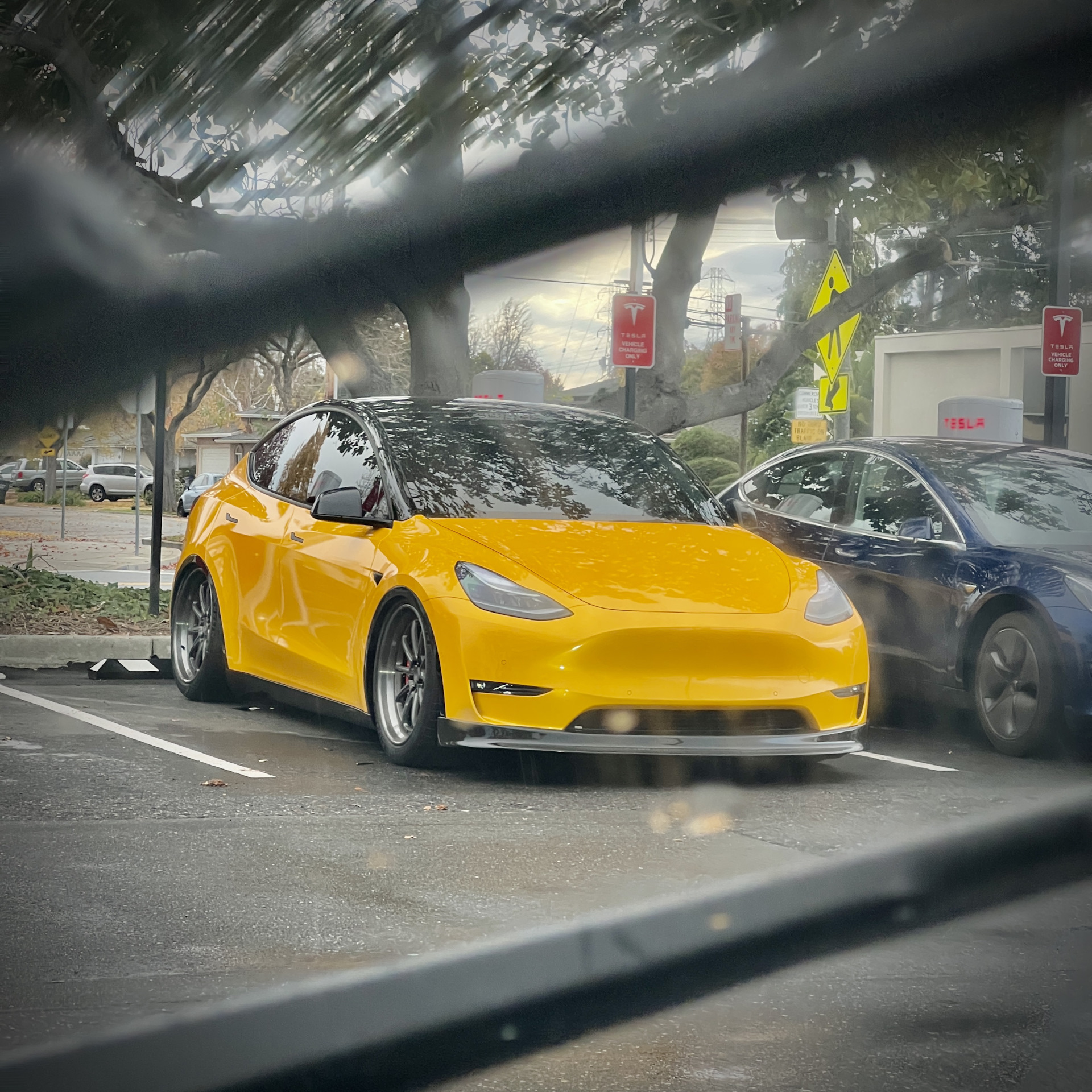 Tesla 43k625bus. Такси в движении. Размытое изображение такси. Такси рассвет. Такси с размытым фоном.