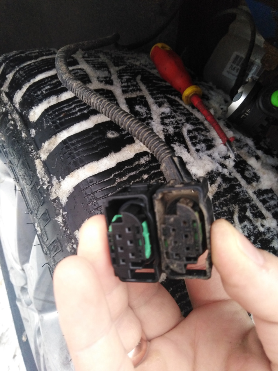 Замена фишки переднего датчика дорожного просвета — Volkswagen Touareg ...