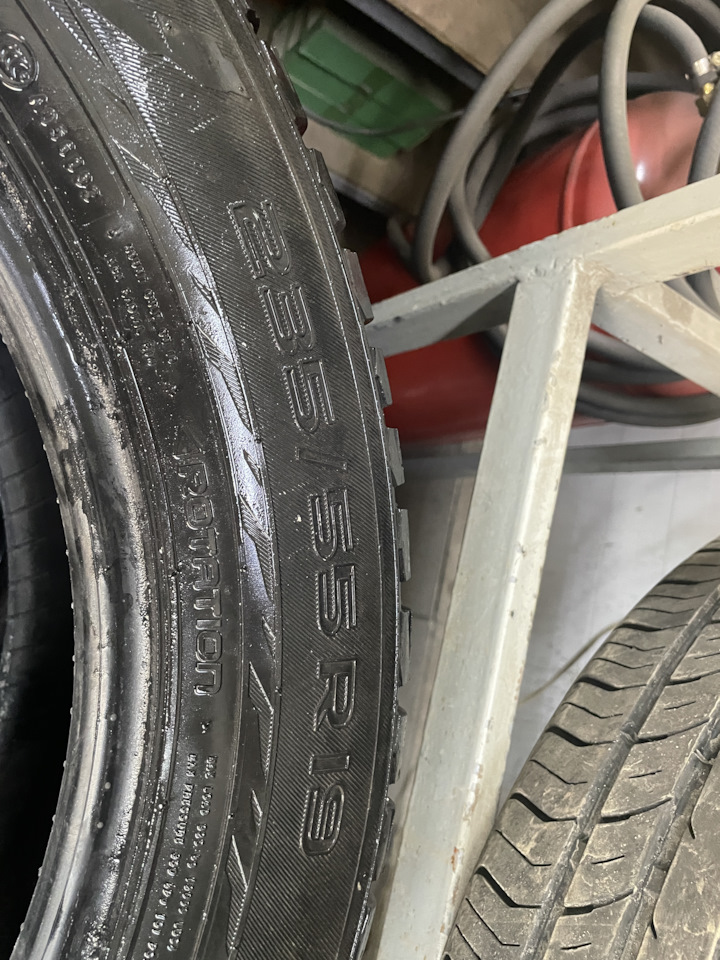 Шины зимние шипованные Nokian 235/55 R19 на Audi Q5 (2G). Б/у | 40 000 ...