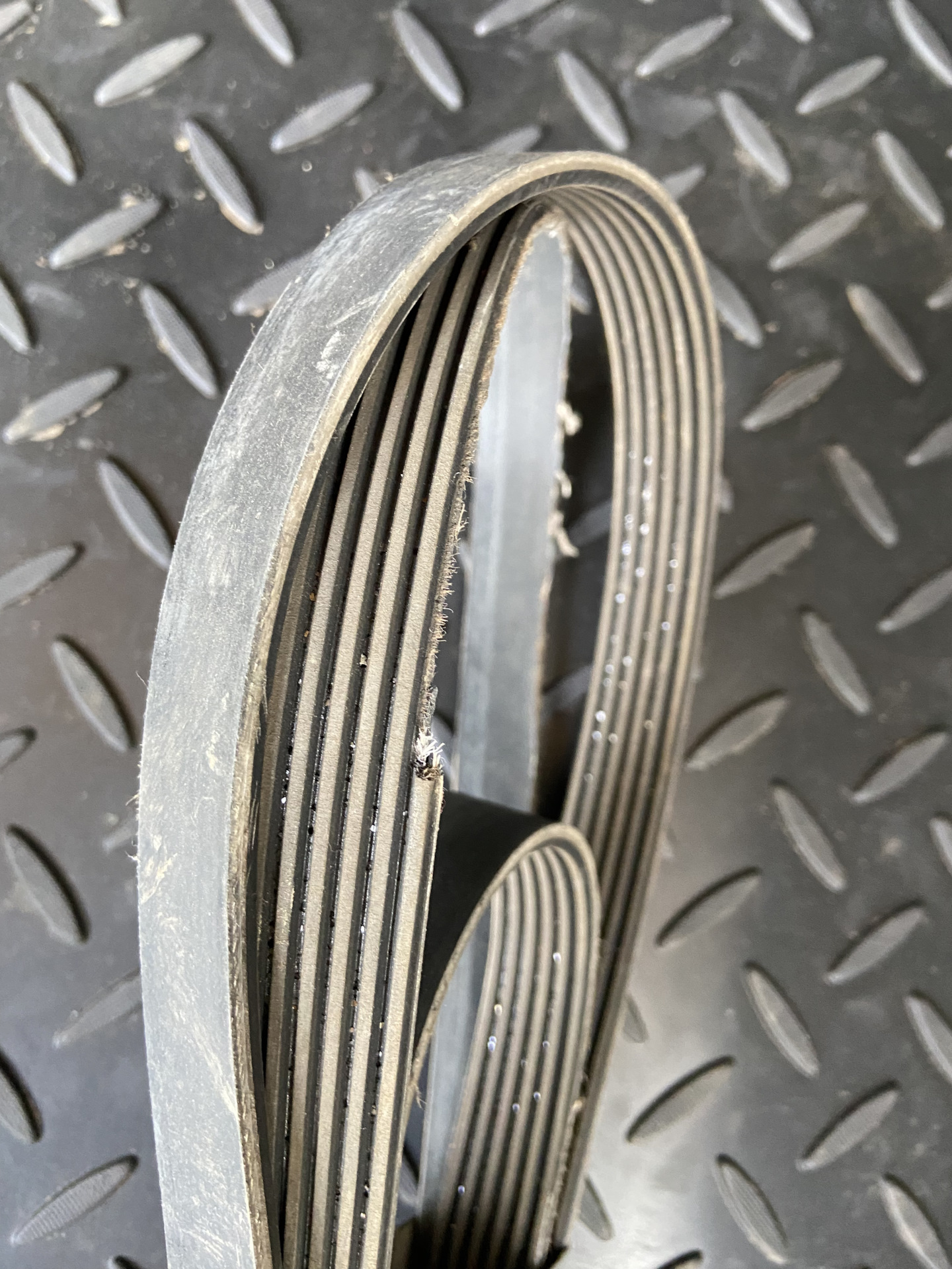 Глава 8. Замена ремня навесного оборудования и топливного фильтра ...