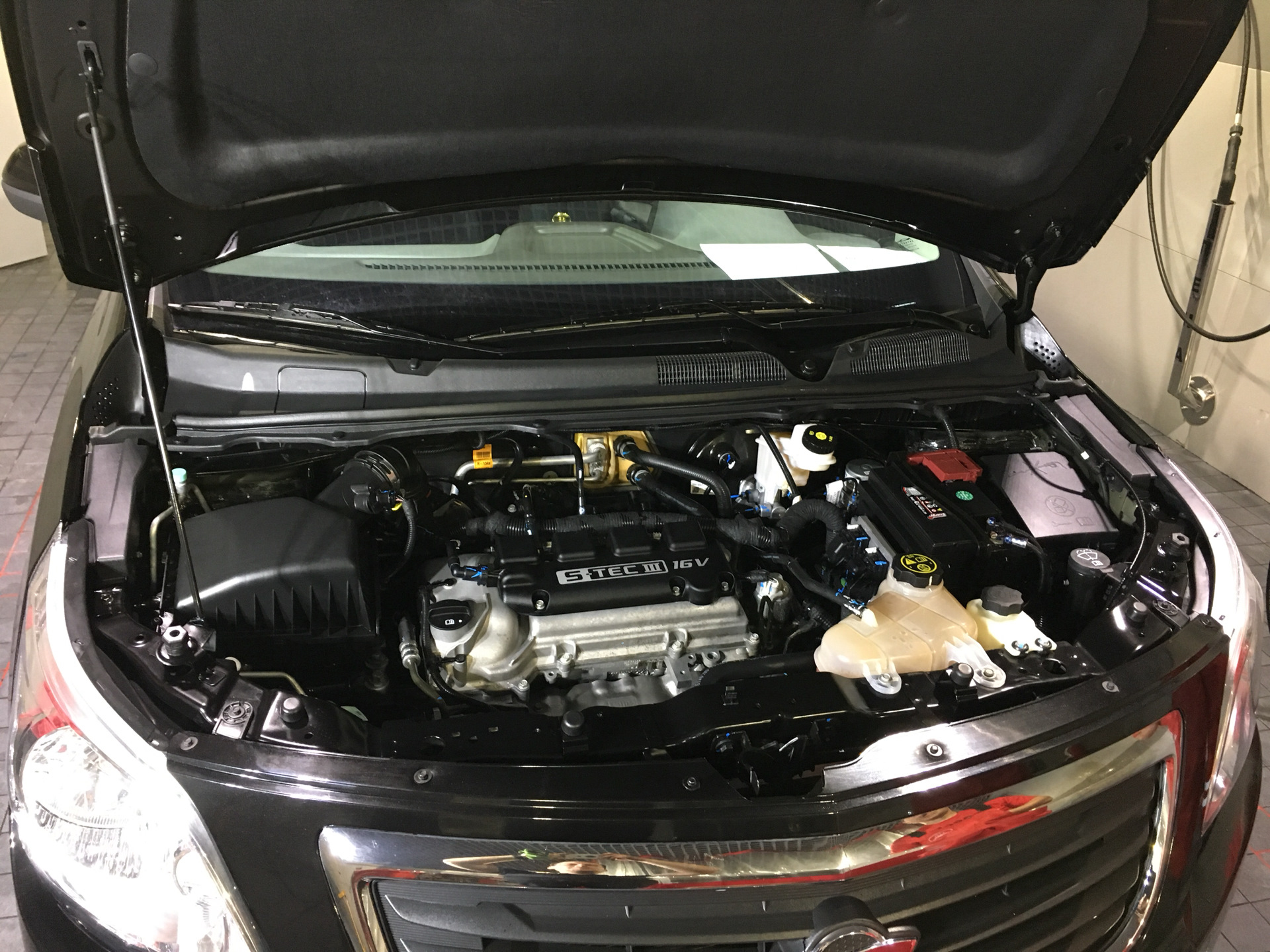 Шевроле кобальт под капотом. Мотор ravon r4. Двигатель равон р4. Датчик скорости равон р2. Равон р4 под капотом.