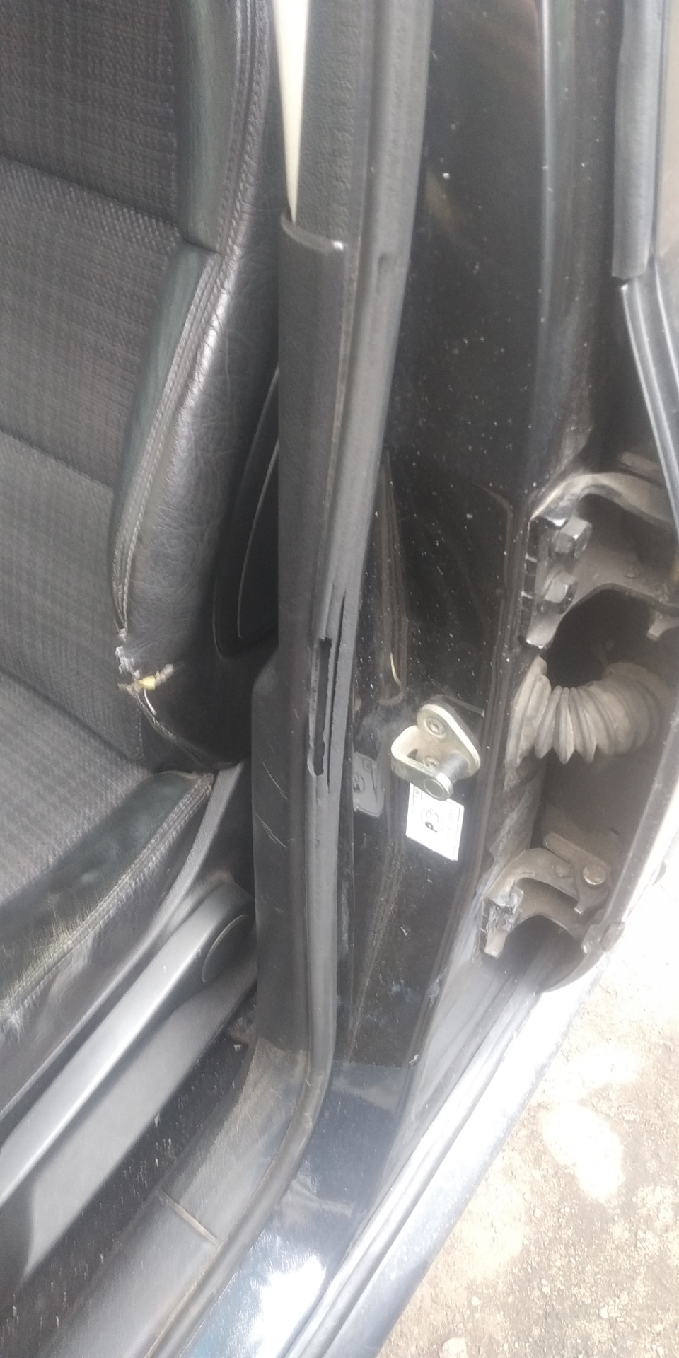 Уплотнитель водительской двери — Peugeot 307, 2 л, 2002 года | своими ...