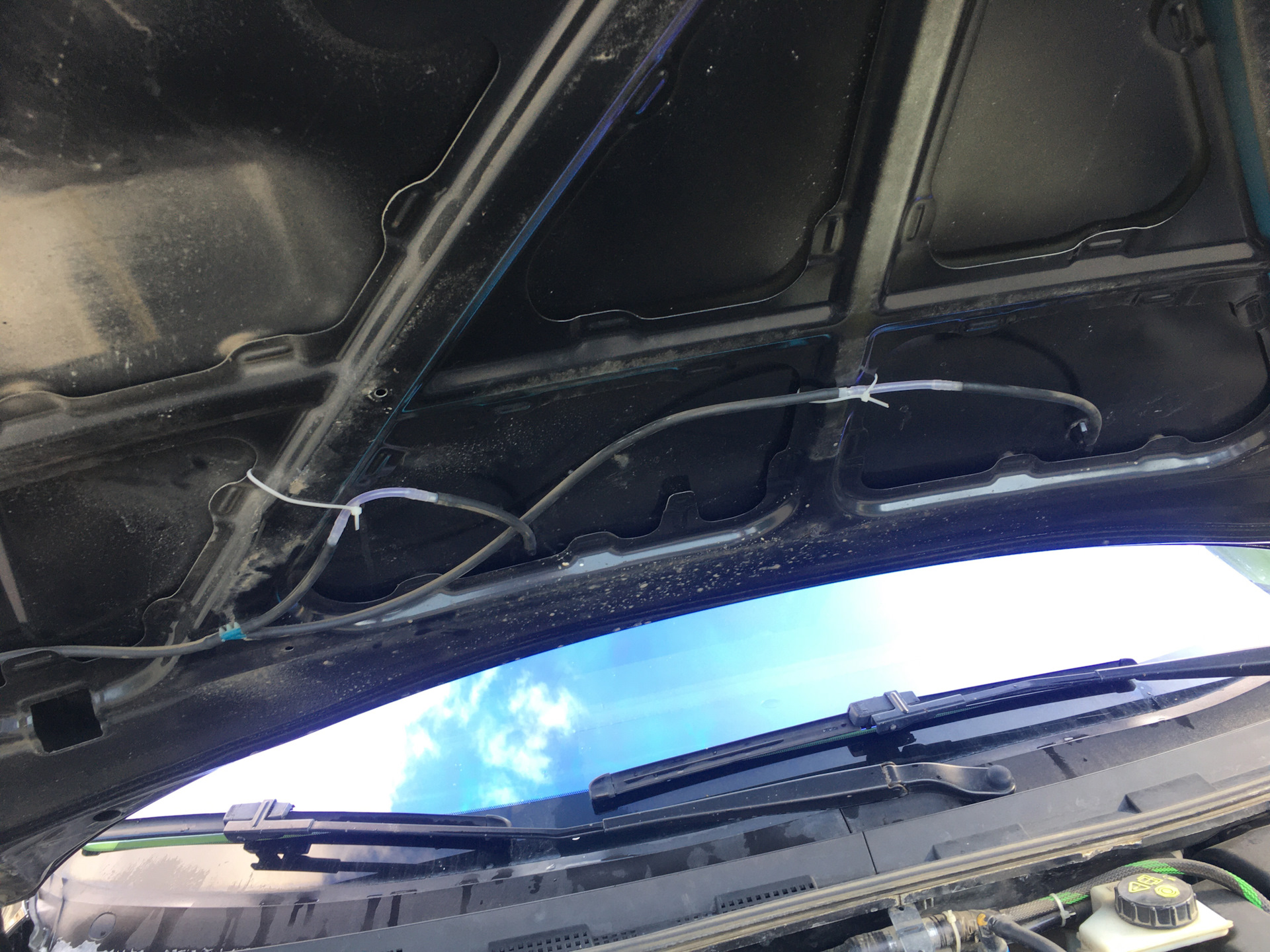 Замена Форсунок омывателя лобового стекла — Mazda 3 (1G) BK, 2 л, 2008 ...