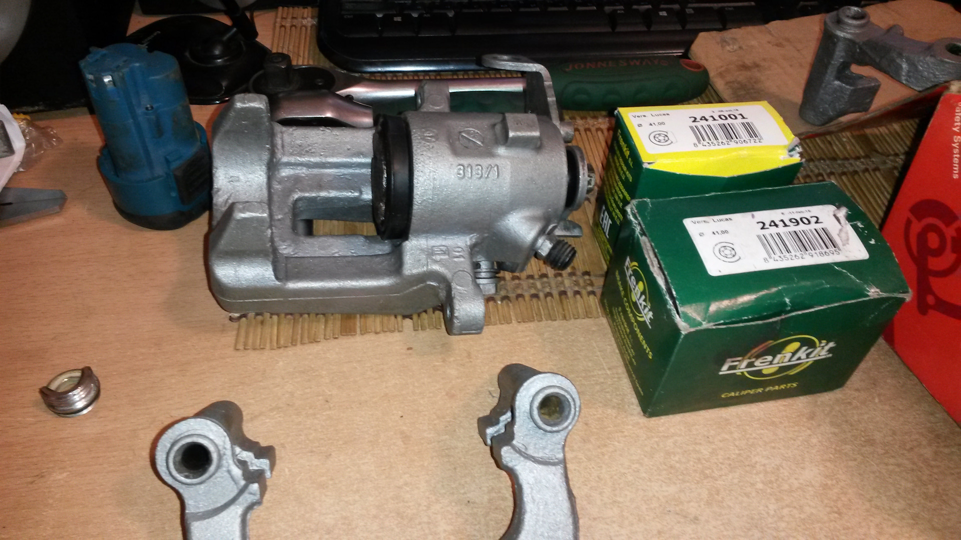 ремонт задних супортов и замена тросов стояночного тормоза — Audi ...