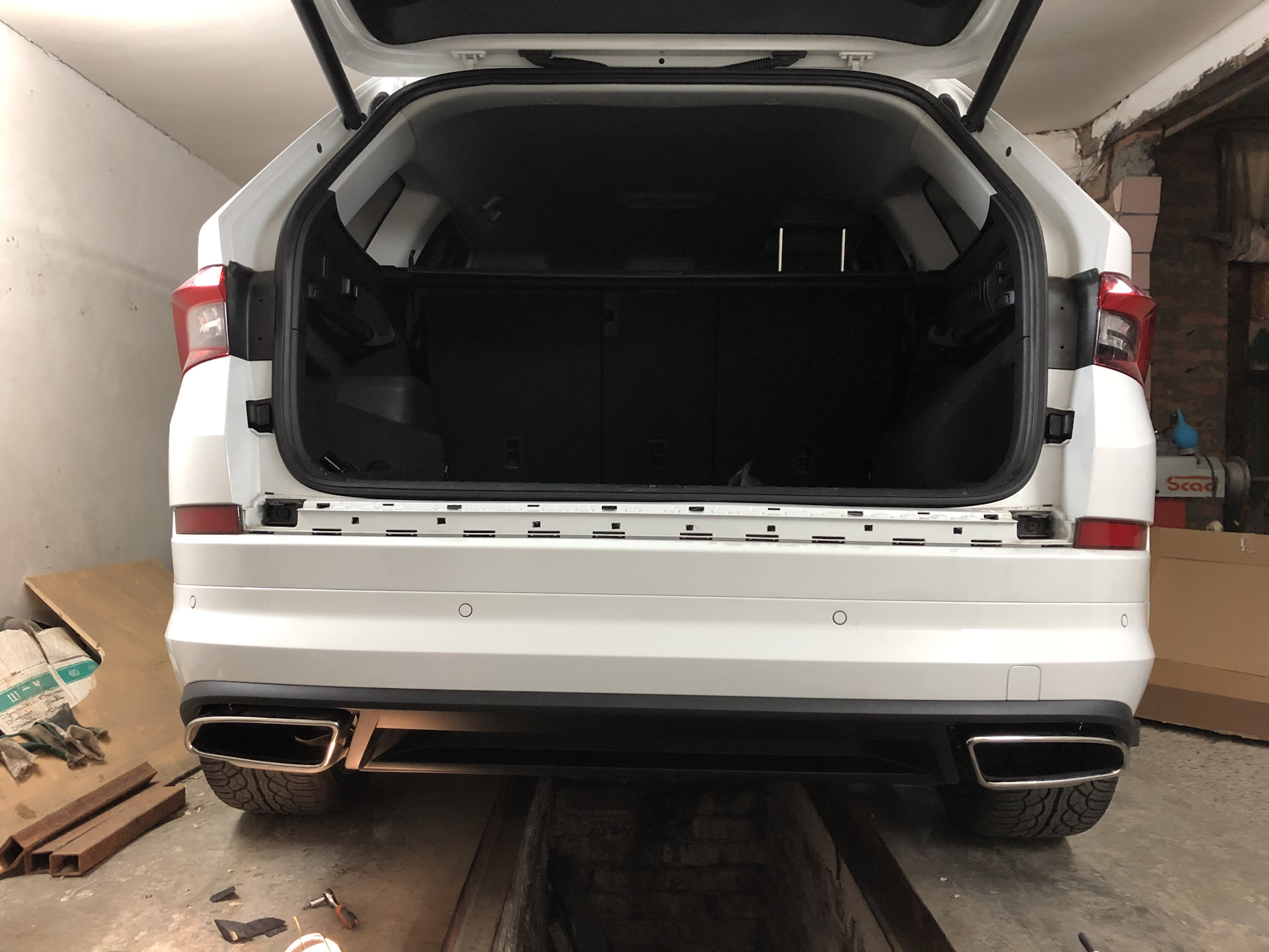 Задний бампер карок. Skoda Kodiaq 2019 задний бампер. Бампер VRS Skoda Kodiaq. Kodiaq парктроники. Задний бампер Шкода Карок.