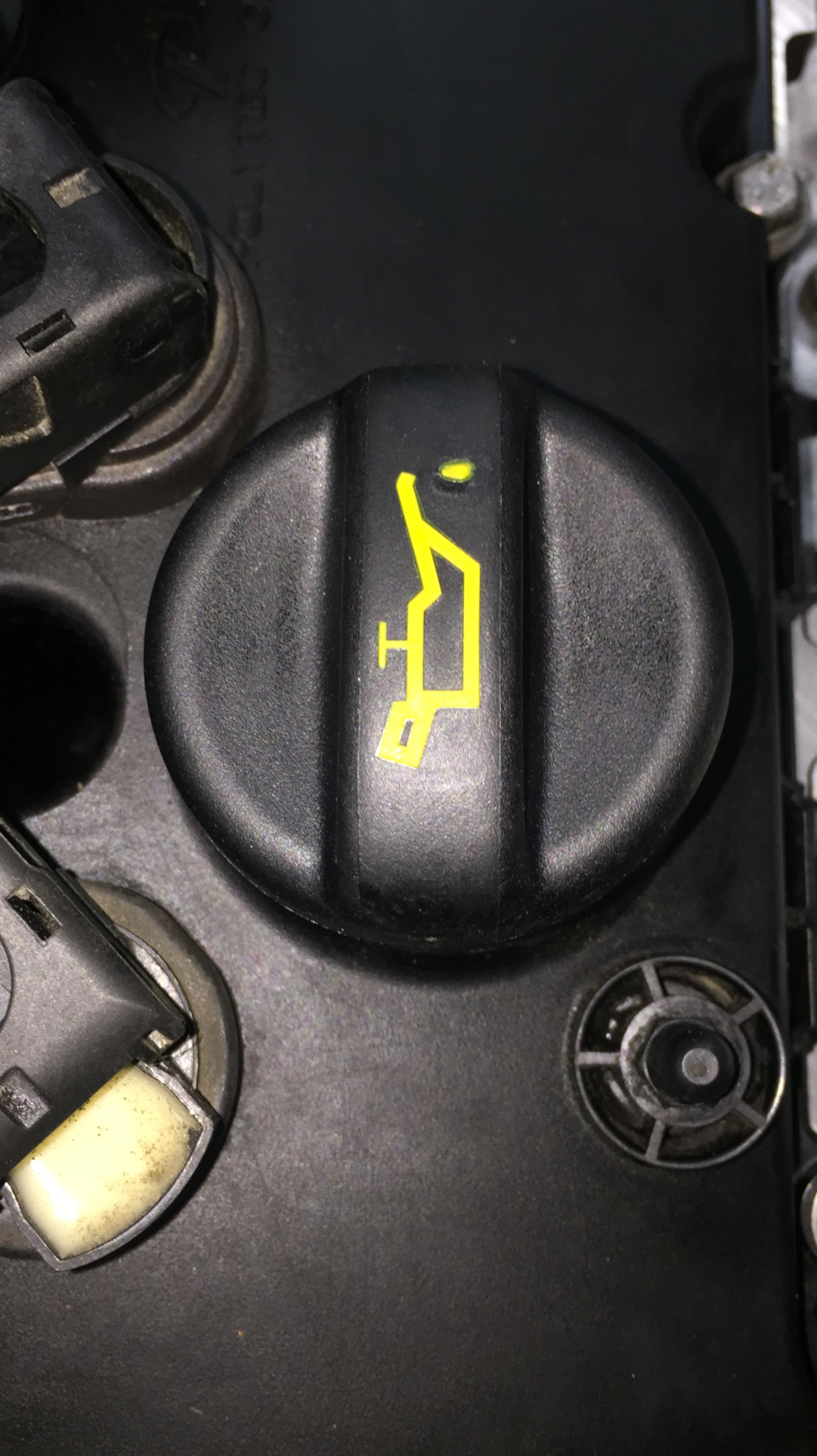 Крышку масло заливной горловины то же решили — заменить. P.S. BMW больше не рекомендует — BMW 1 series (F20)