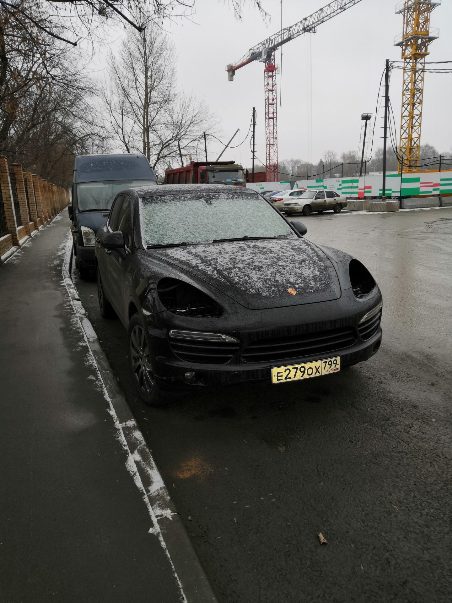 Без фар. Porsche Cayenne 2008 без фар. Украли фары Porsche Cayenne 958. Porsche Cayenne без фар. Порше Кайен фары украли.