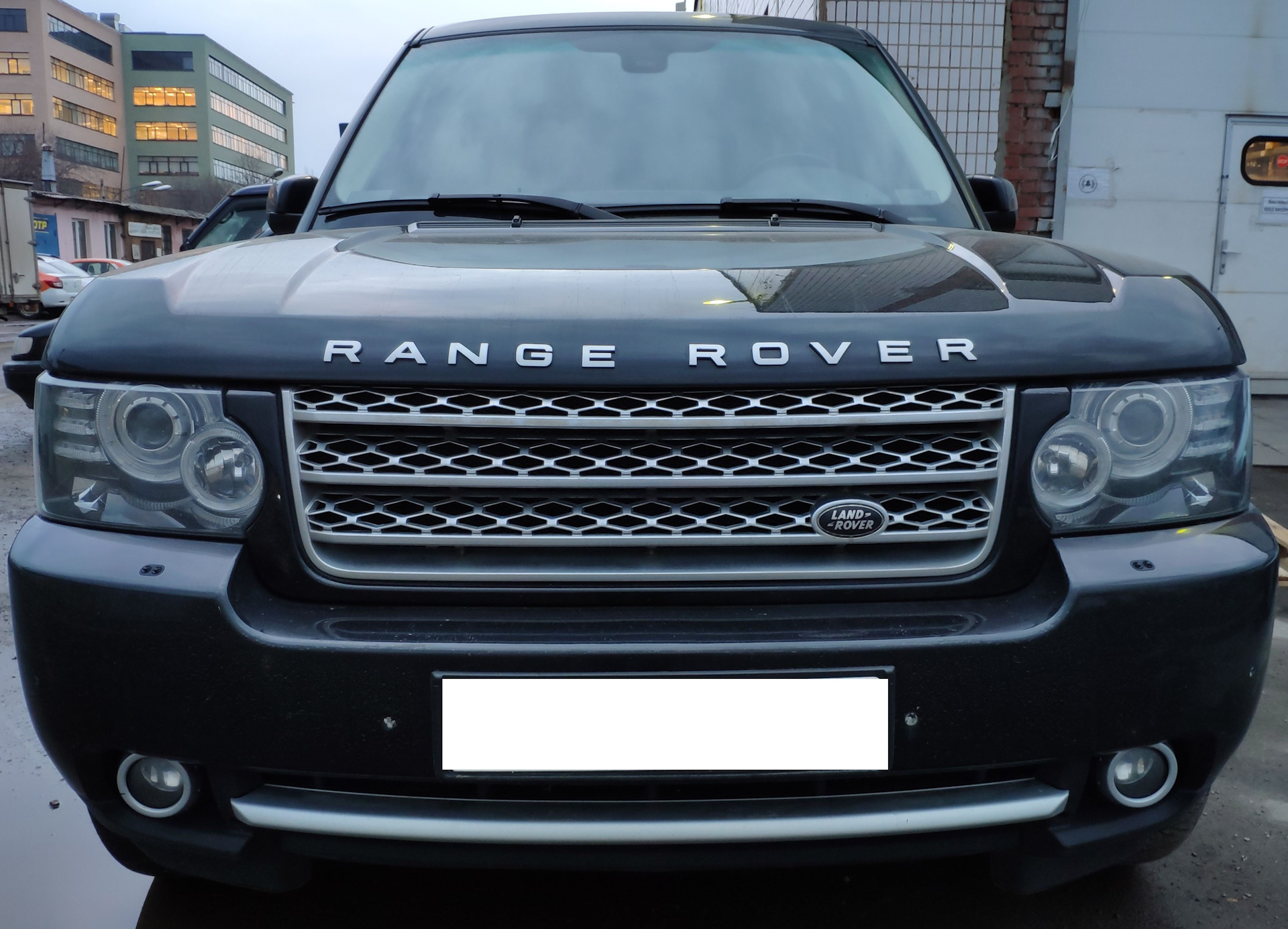 Startech обвес 2018. Land rover discovery 4 кенгурятник. Решетка range rover 2023. Передний бампер рендж ровер. Range rover sport 2010 белый.