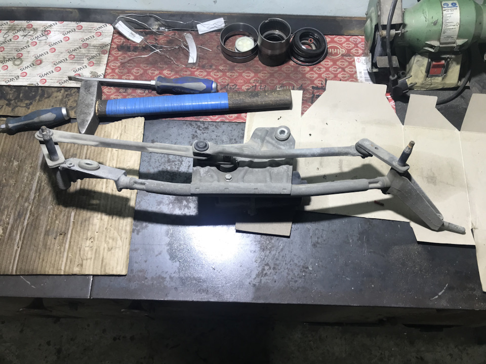 Обслуживание трапеции стеклоочистителей — Volvo XC90 (1G), 2,4 л, 2007 ...