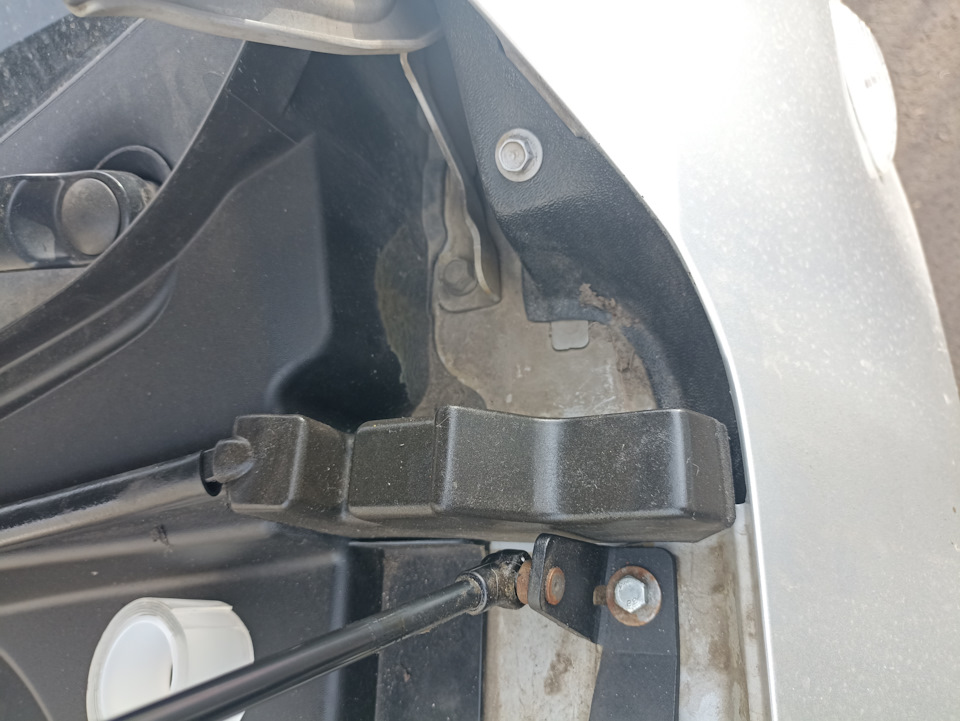Уплотнитель капота (жабо). — Hyundai Creta (1G), 1,6 л, 2020 года ...