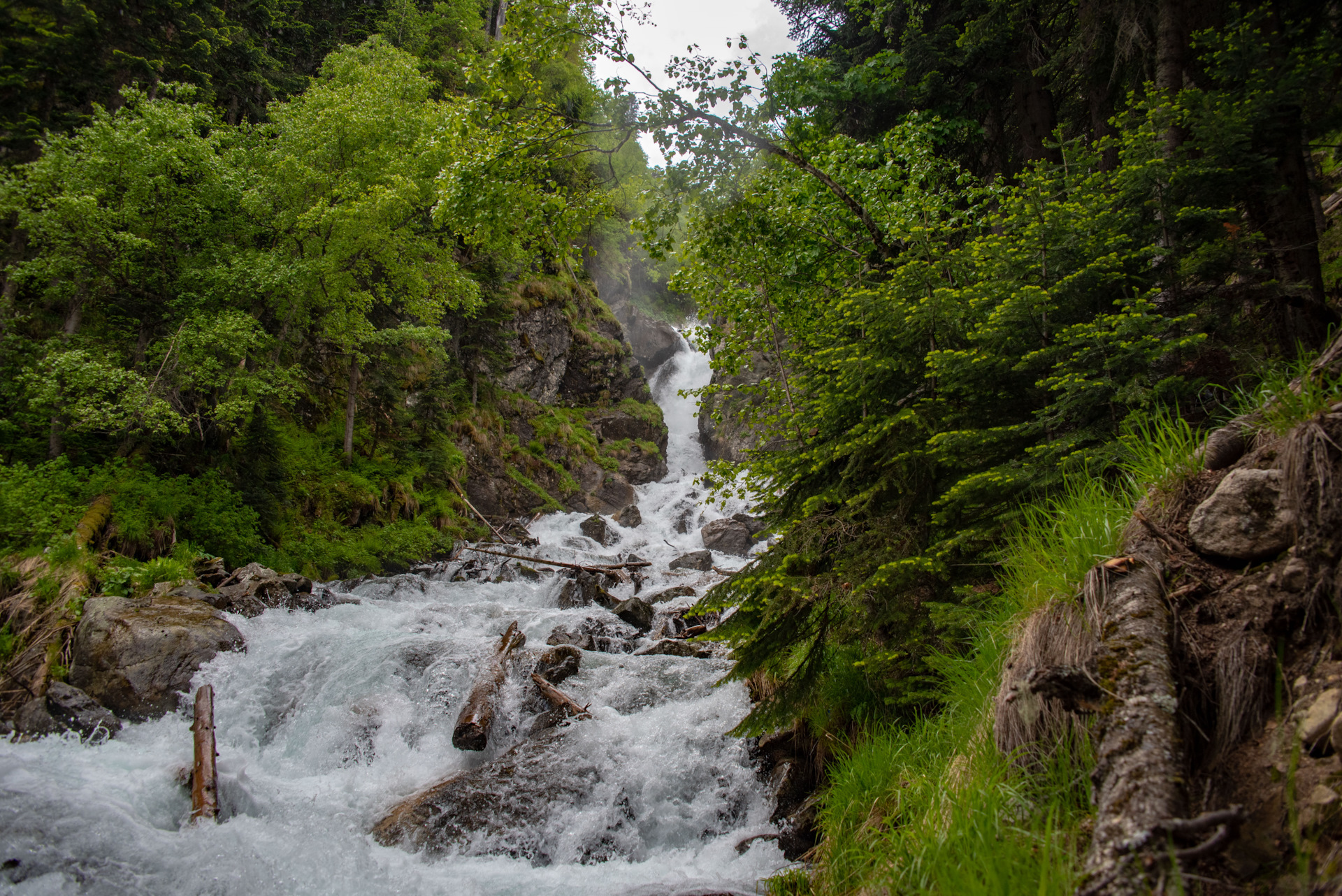 Водопад на реке белой