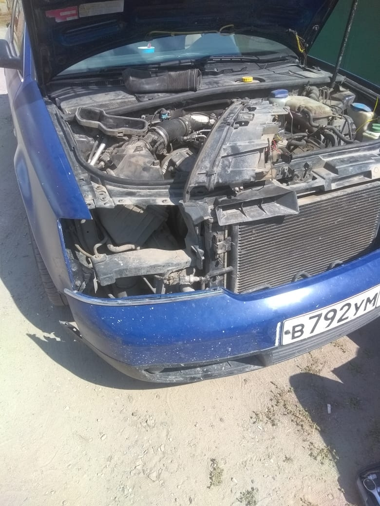 Снятие секретки с топливной системы. Замена передней правовой фары ...