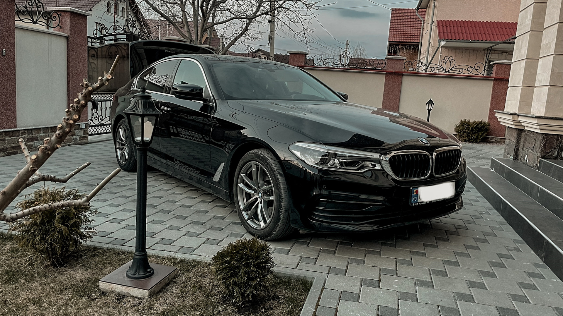 Bmw g30 дизель. БМВ g30 антихром. G30 BMW серая антихром. BMW g30 520d черные шильдики. BMW g11 Антихрлм.