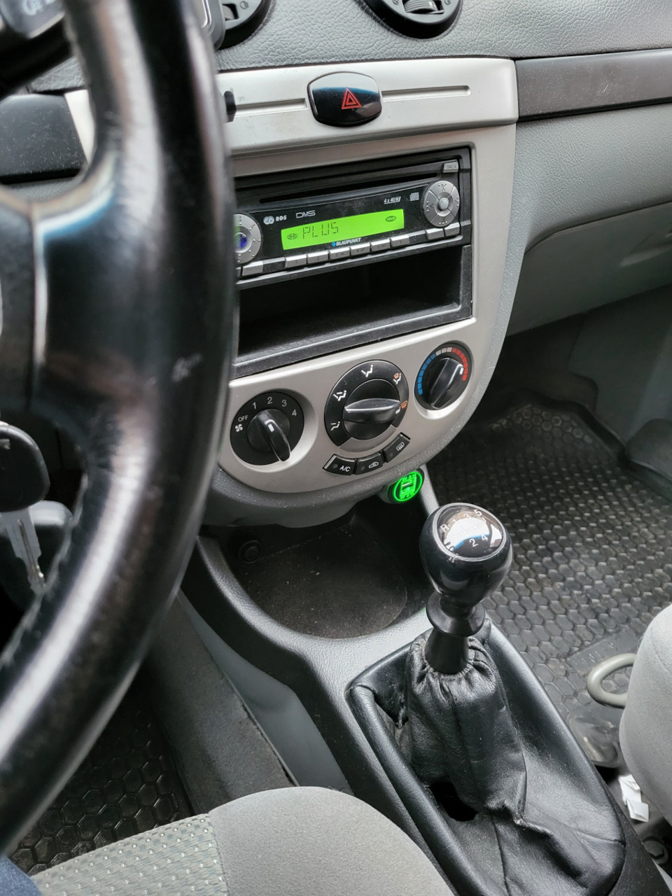 USB зарядка вместо прикуривателя — Chevrolet Lacetti 5D, 1,6 л, 2008 ...