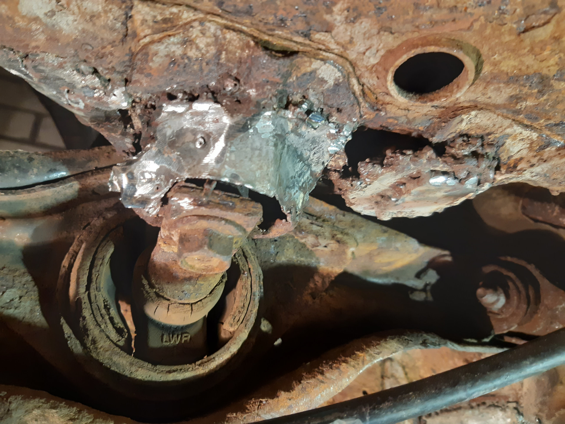 крепление заднего рычага. сайлентблок заднего продольного рычага бмв е46. крепление рычага тойота рав 4. крепление заднего рычага. задняя подвеска митсубиси каризма 2002.