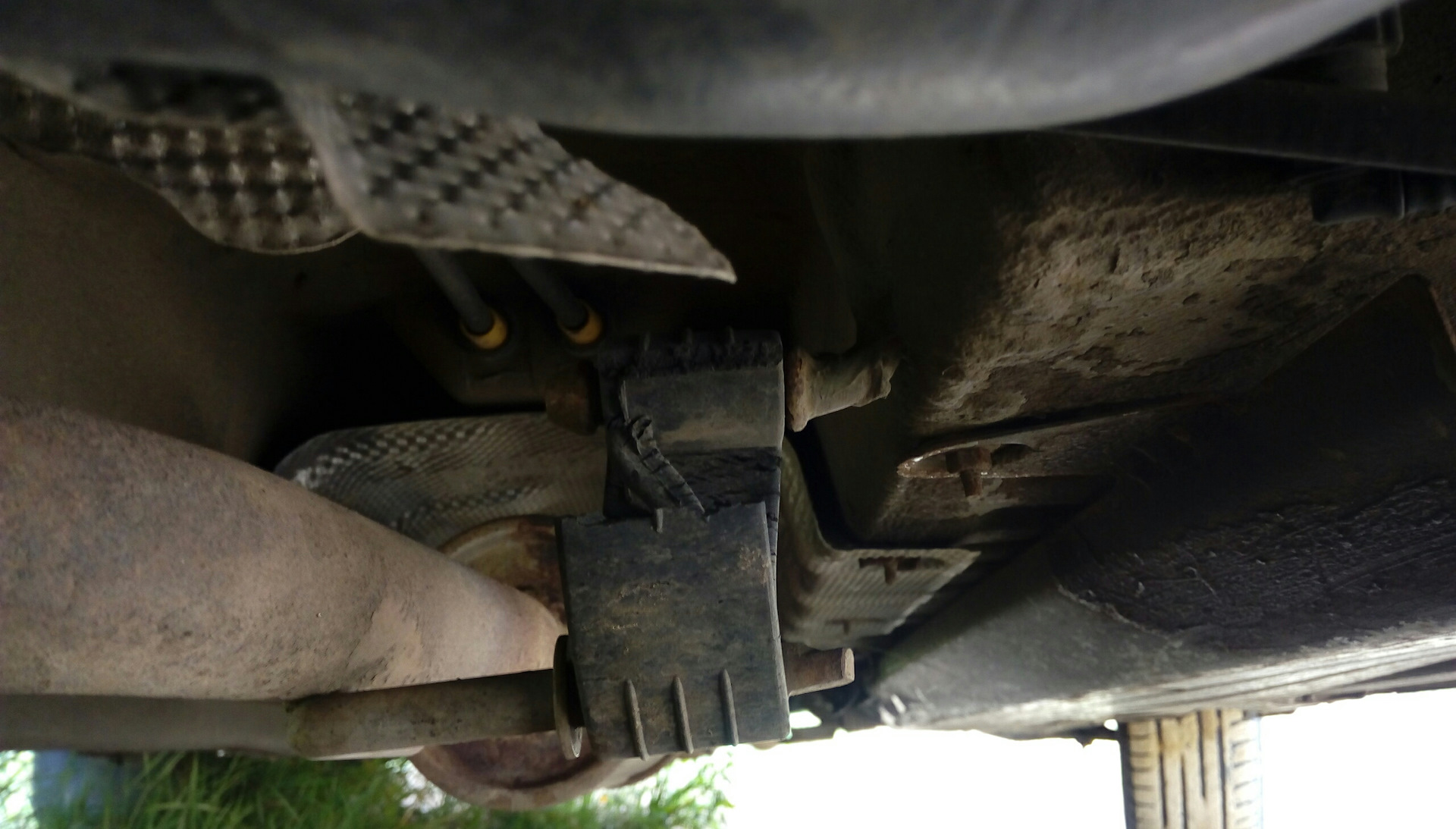 Замена резинок глушителя — Renault Logan (1G), 1,4 л, 2007 года ...