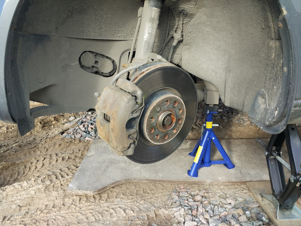 Прокачка тормозов после замены колодок. Мягкие тормоза после прокачки. Мягкие тормоза после прокачки. После замены колодок педаль проваливается. Передние тормоза приора направляющий.