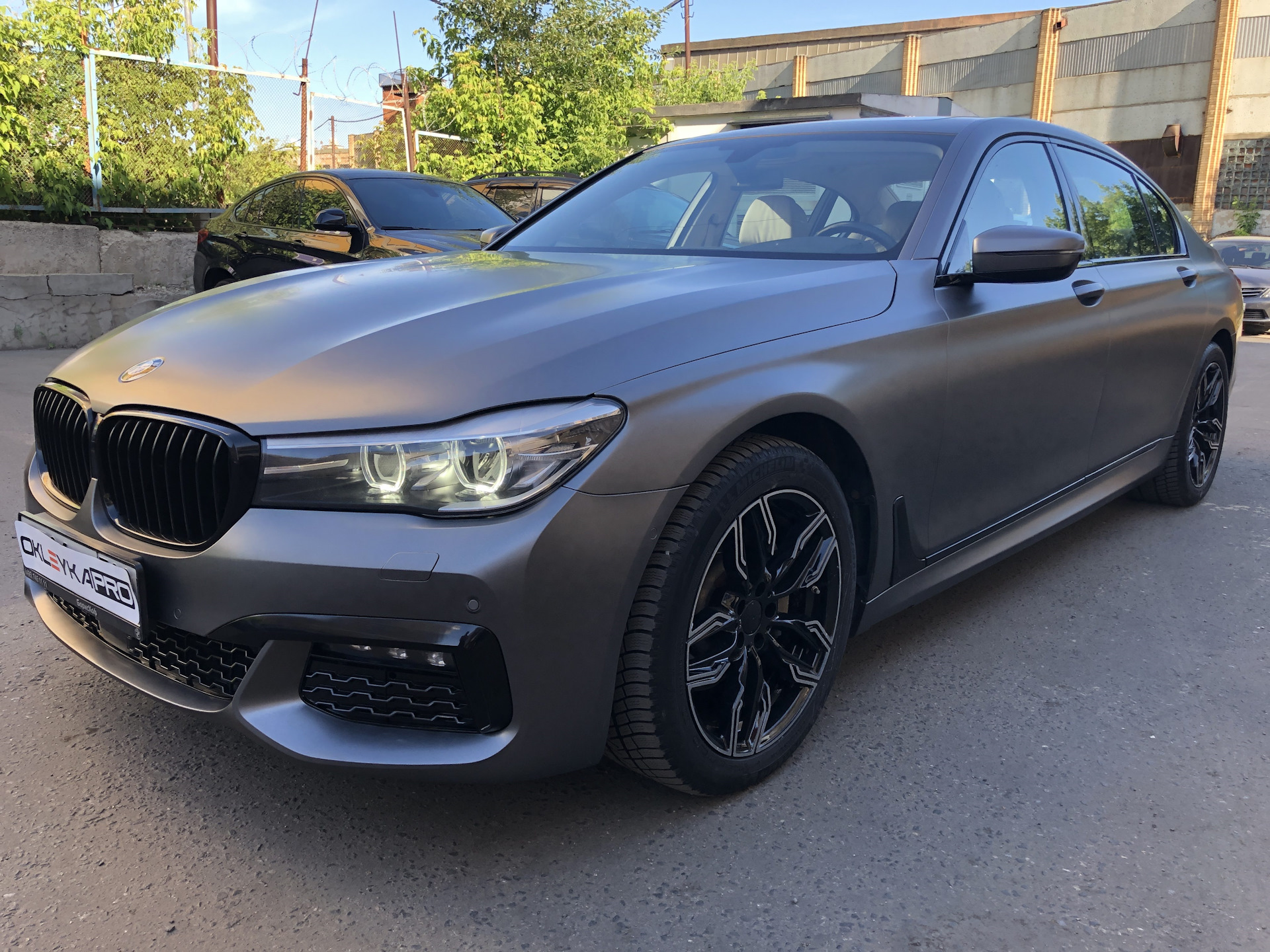 BMW 7 серый матовый