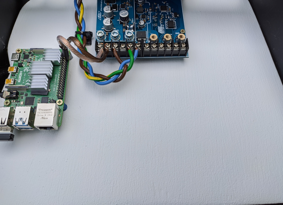 пустое место справа, в расчёте на установку роутера — Nissan Qashqai (2G)