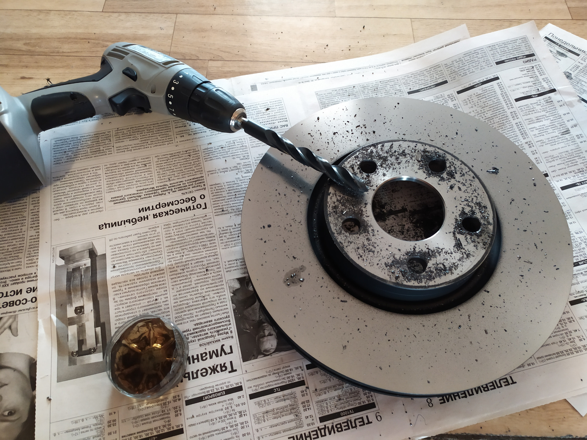 дыры в жестком диске. сверление тормозных дисков. рассверловка диска cf500. отверстие жесткий диск. проточка колесных дисков под ступицу.