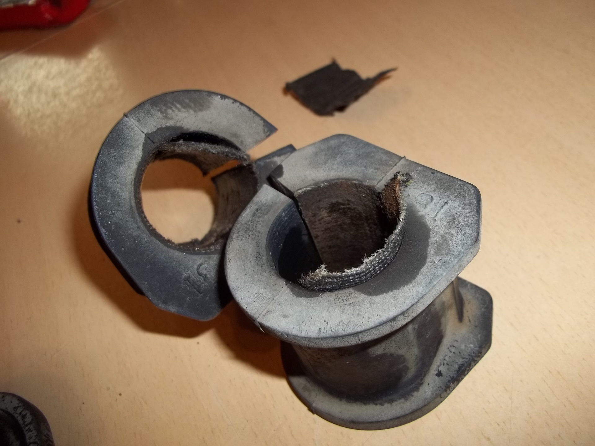 Задняя втулка стабилизатора на паджеро 2. Jikiu bl28001. Втулки стабилизатора pajero. Втулки стабилизатора митсубиси паджеро 4. Втулки стабилизатора передние паджеро 4 3.