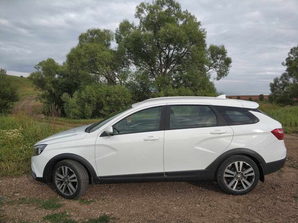 Lada SV Cross белая