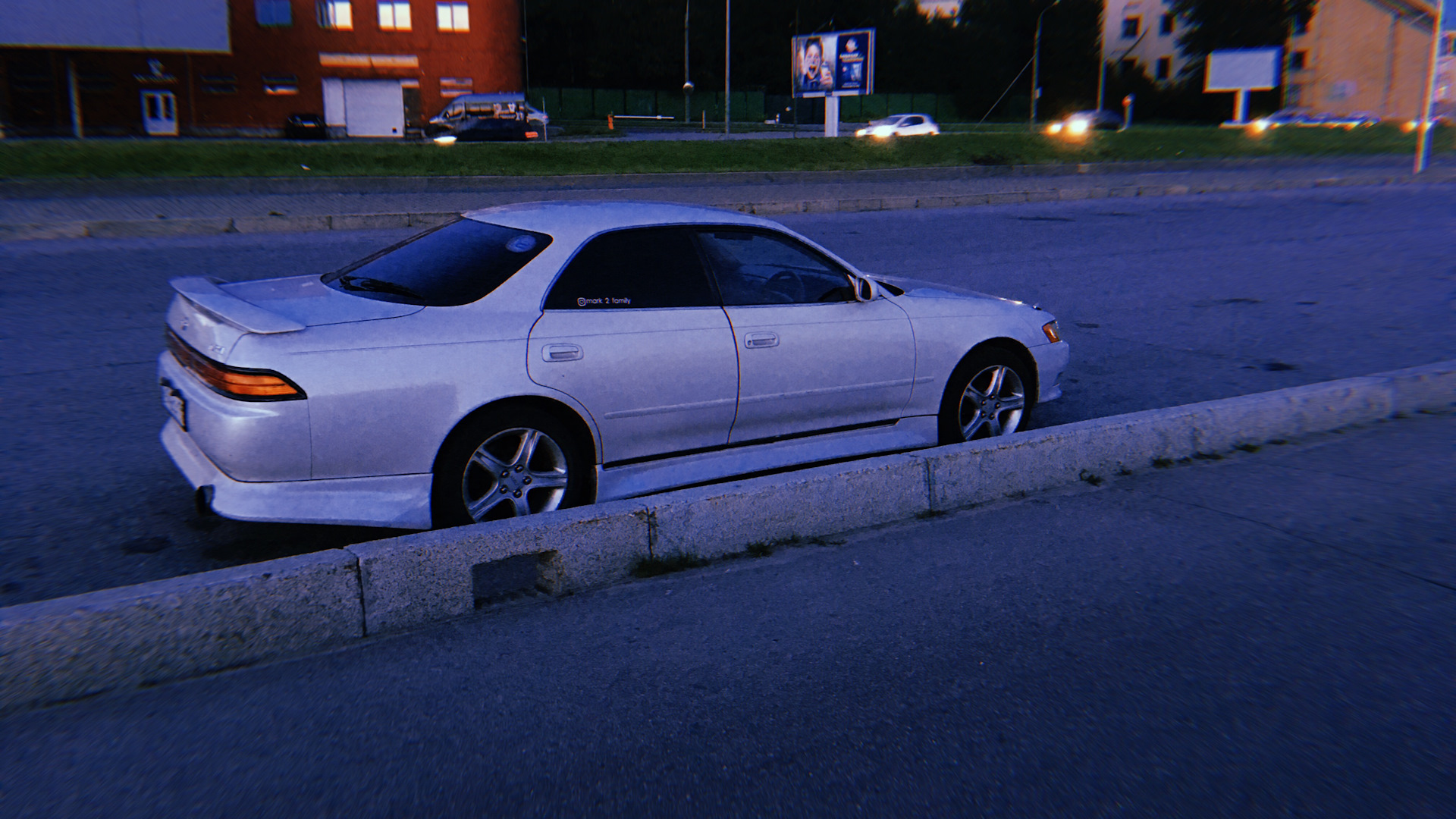 Toyota Mark II 90 белый ночью