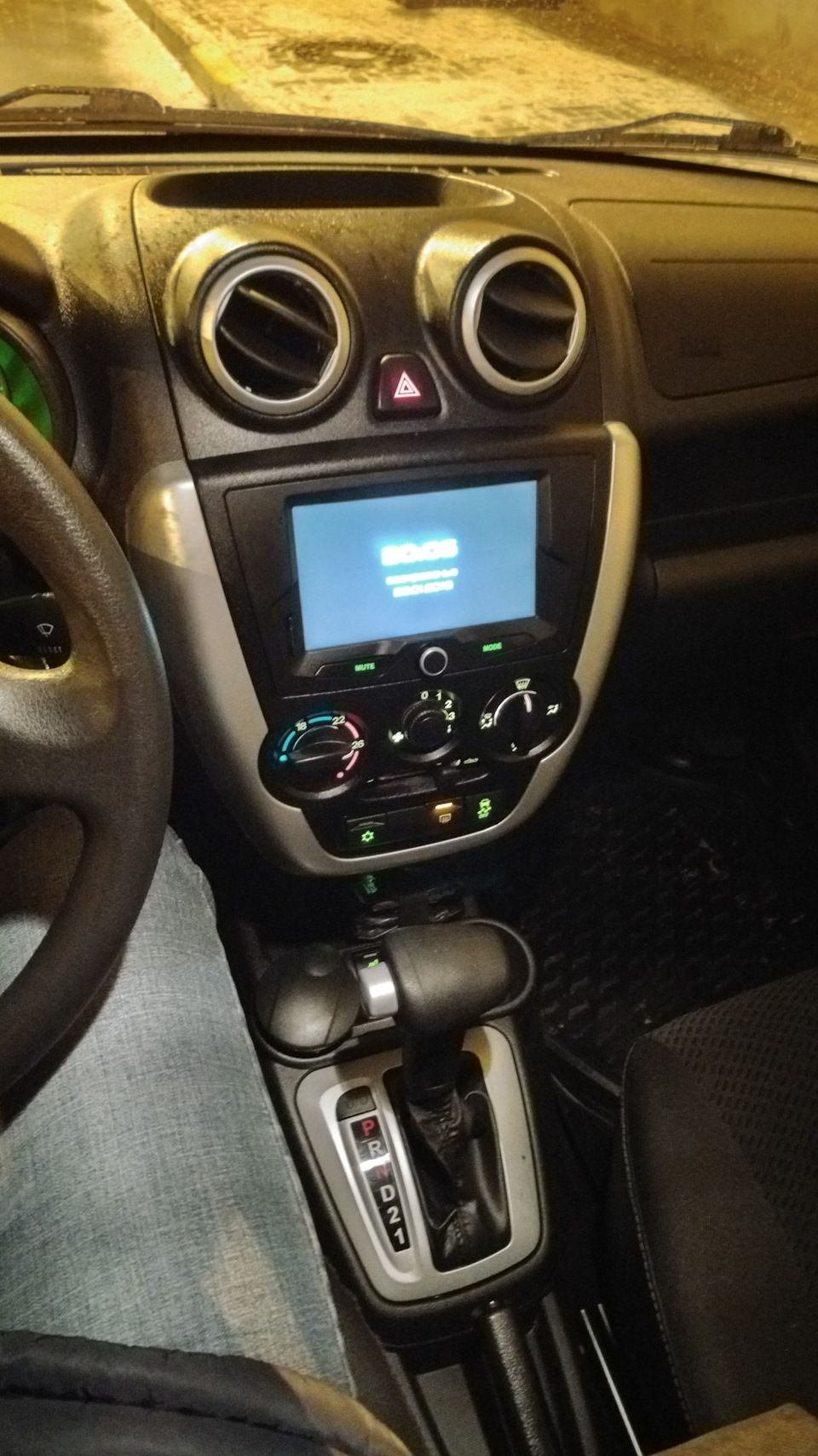 Вид центральной консоли — Lada Гранта Лифтбек (1G)