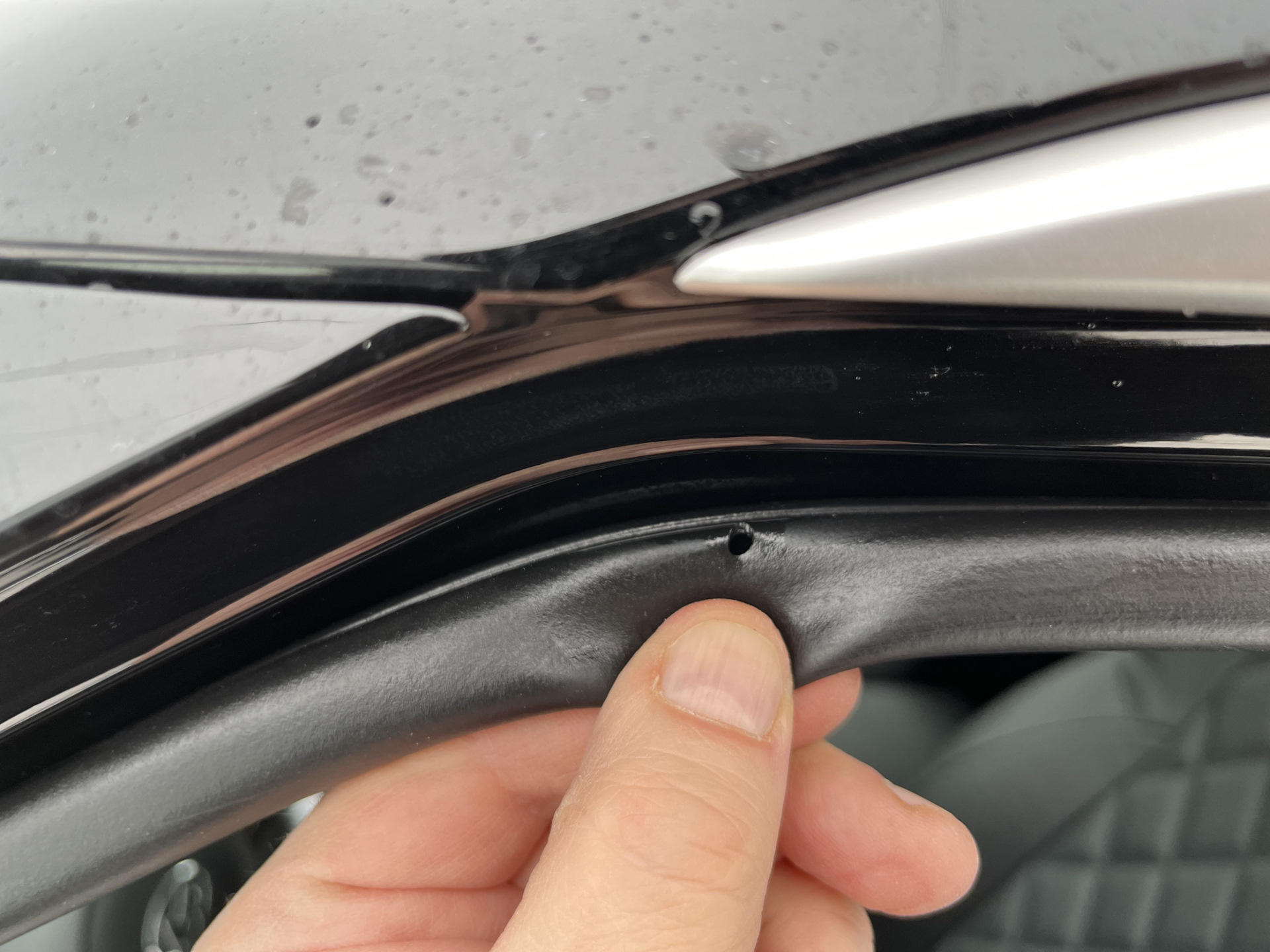 Уплотнение резинок дверей хундай крета. Уплотнительная резинка на дверь хендай крета. Уплотнитель над крышкой багажника на хендай крета. Накладка наружная на дверь входную хендай крета. Уплотнительная резинка на дверь хендай крета.