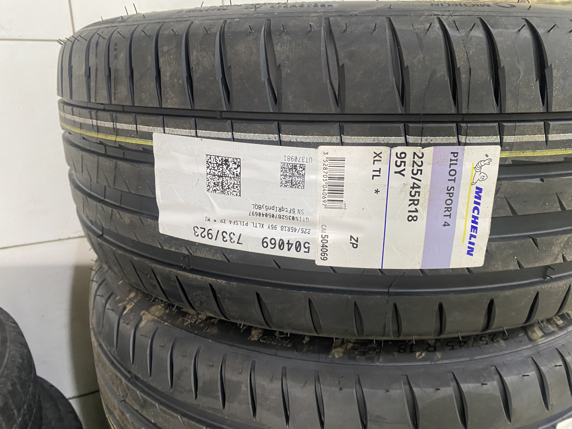 Michelin pilot sport 4 225 45. Новый протектор Michelin Pilot Sport 4. Michelin Pilot Sport 5. Мишлен пилот спорт 2. Мишлен пилот 4.