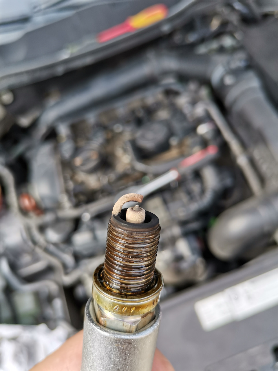 Свеча в масле — Volkswagen Passat B7, 1,8 л, 2012 года | наблюдение ...