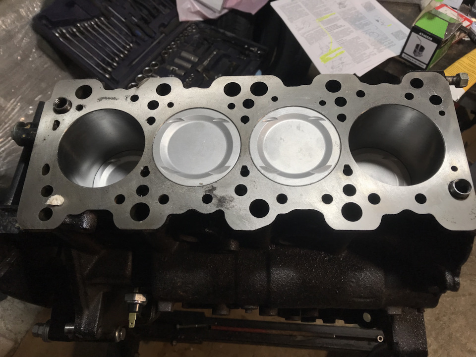 Стоят — Mitsubishi Airtrek