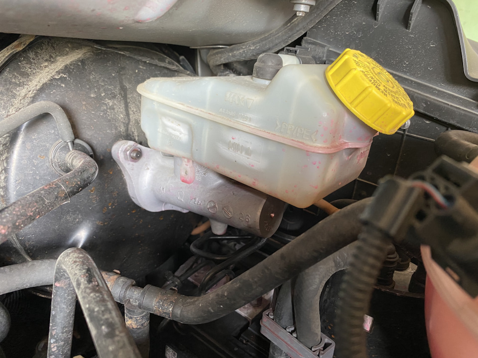 Видны подтёки антифриза. — Volkswagen Transporter T5